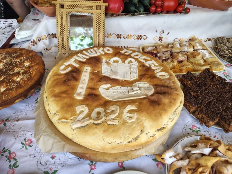 Održano „Stiško poselo“ kod jezera Zaova: Tradicija, gastronomija, kultura i muzika okupili brojne posetioce (FOTO) 76 Pogača sa natpiso,"Stiško poselo"
