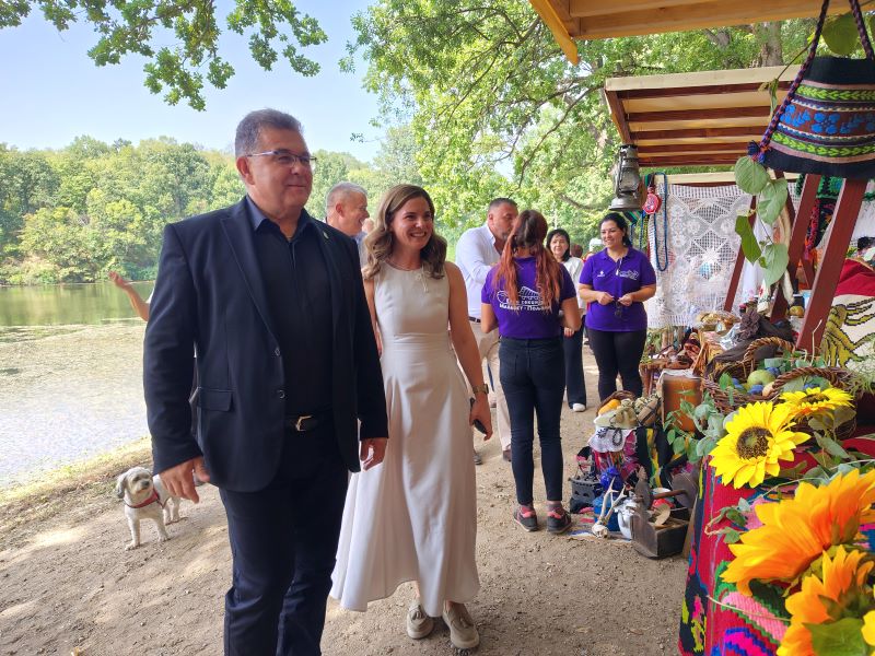Održano „Stiško poselo“ kod jezera Zaova: Tradicija, gastronomija, kultura i muzika okupili brojne posetioce (FOTO) 68 Predsednik opštine obilazi štandove na manifestaciji Stiško poselo 2026