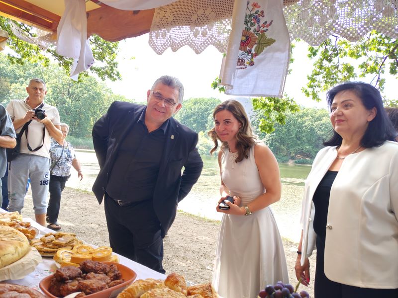 Održano „Stiško poselo“ kod jezera Zaova: Tradicija, gastronomija, kultura i muzika okupili brojne posetioce (FOTO) 70 Druženje predsednika opštine sa učesnicima na Stiškom poselu kod jezera Zaova