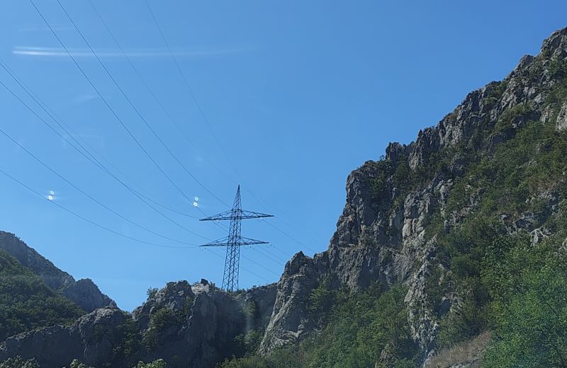 Dalekovod tokom radova na elektroenergetskoj mreži