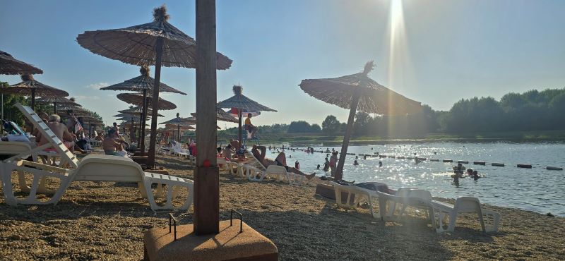 Spasioci na plaži Topoljar u Kostolcu spasili devojčicu koja se davila u blizini bova.