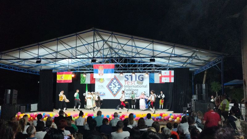 Učesnici STIG FESTA izvode tradicionalnu folklornu koreografiju