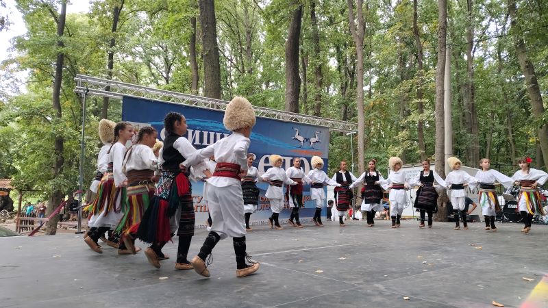 Održano „Stiško poselo“ kod jezera Zaova: Tradicija, gastronomija, kultura i muzika okupili brojne posetioce (FOTO) 59 Folklorni ansambl opštine Malo Crniće nastupa na Stiškom poselu