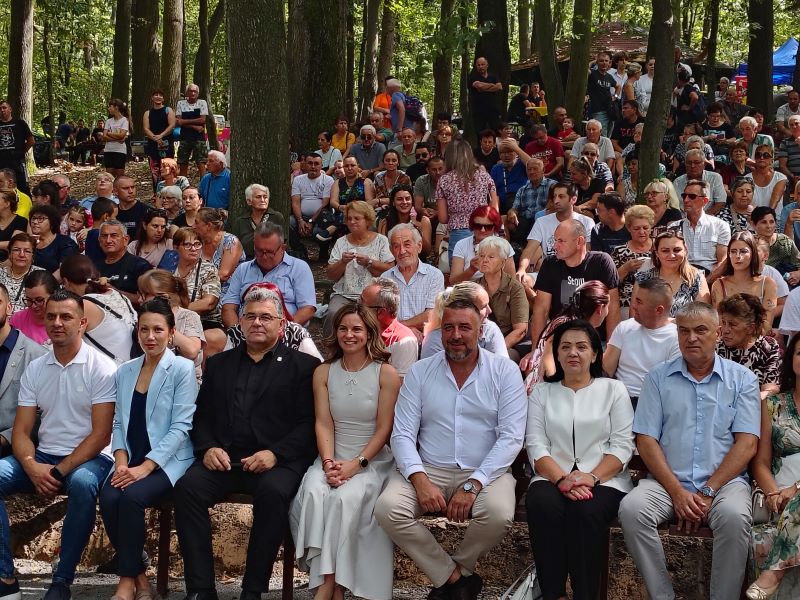 Održano „Stiško poselo“ kod jezera Zaova: Tradicija, gastronomija, kultura i muzika okupili brojne posetioce (FOTO) 65 Posetioci na manifestaciji Stiško poselo kod jezera Zaova