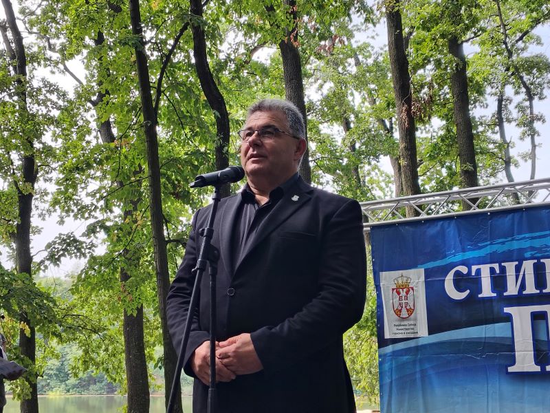 Održano „Stiško poselo“ kod jezera Zaova: Tradicija, gastronomija, kultura i muzika okupili brojne posetioce (FOTO) 67 Mališa Antonijević govori na manifestaciji Stiško poselo
