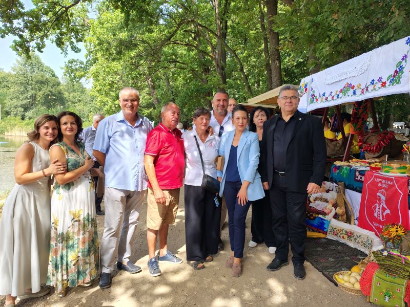 Održano „Stiško poselo“ kod jezera Zaova: Tradicija, gastronomija, kultura i muzika okupili brojne posetioce (FOTO) 69 Manifestacija Stiško poselo 2026 i njebi organizatori u prirodnom ambijentu jezera Zaova