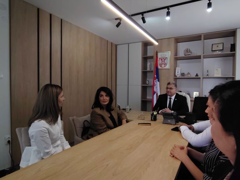 Državna sekretarka Milena Popović u poseti Malom Crniću: Male opštine treba da budu na turističkoj mapi Srbije 10 Predsednik opštine Malo Crniće sa saradnicima i državna sekretarka Milena Popović tokom posete Malom Crniću