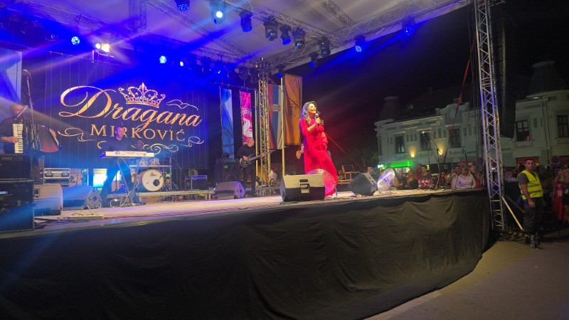 Dragana Mirković priredila veče za pamćenje u Požarevcu, publika pevala uglas 15 Dragana Mirkovic na koncertu povodom 63.Ljubicevskih konjickih igara u Požarevcu
