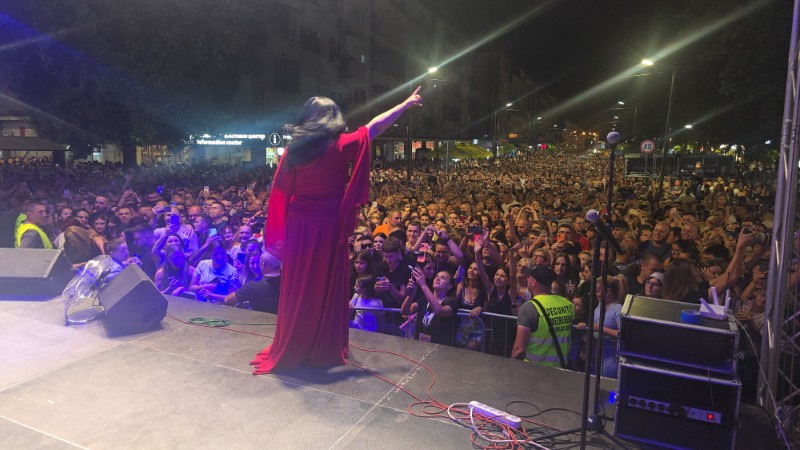 Dragana Mirković priredila veče za pamćenje u Požarevcu, publika pevala uglas 14 Dragana Mirkovic na koncertu povodom 63.Ljubicevskih konjickih igara u Požarevcu