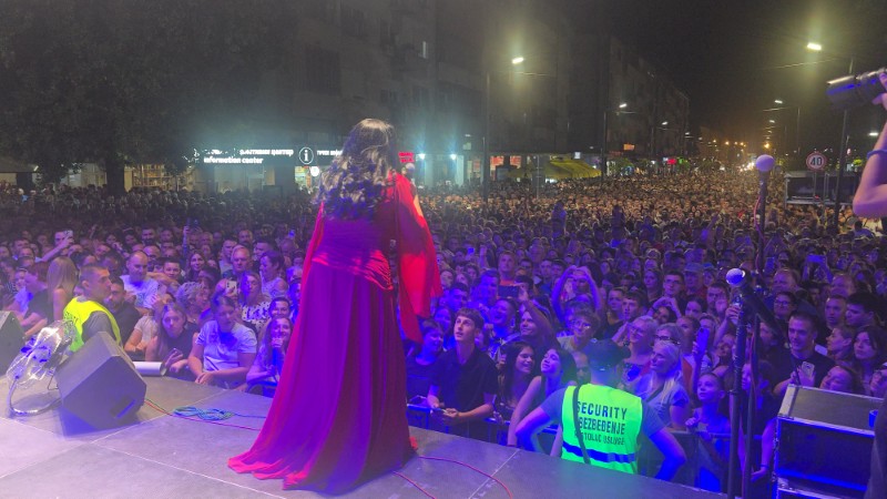 Dragana Mirković priredila veče za pamćenje u Požarevcu, publika pevala uglas 16 Dragana Mirkovic na koncertu povodom 63.Ljubicevskih konjickih igara u Požarevcu