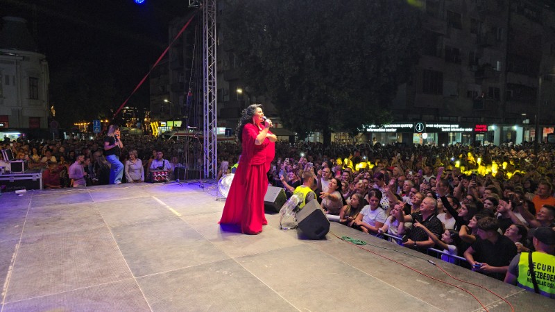 Dragana Mirković priredila veče za pamćenje u Požarevcu, publika pevala uglas 17 Dragana Mirkovic na koncertu povodom 63.Ljubicevskih konjickih igara u Požarevcu