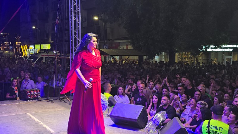 Dragana Mirković priredila veče za pamćenje u Požarevcu, publika pevala uglas 20 Dragana Mirkovic na koncertu povodom 63.Ljubicevskih konjickih igara u Požarevcu