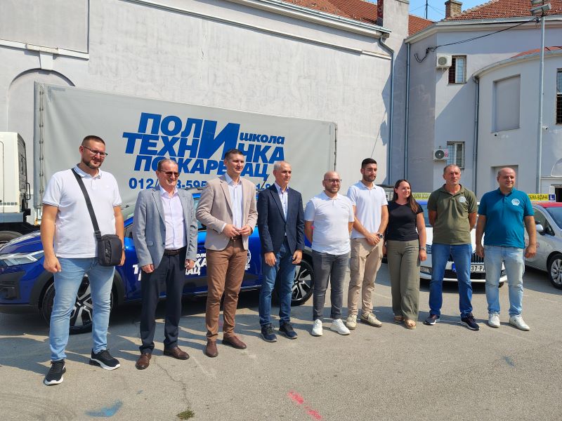 Politehnička škola u Požarevcu dobila novi automobil za obuku vozača 5 ALT: Gradonačelnik Saša Pavlović sa predstavnicima Politehničke škole u Požarevcu nakon uručenja novog automobila za obuku vozača.