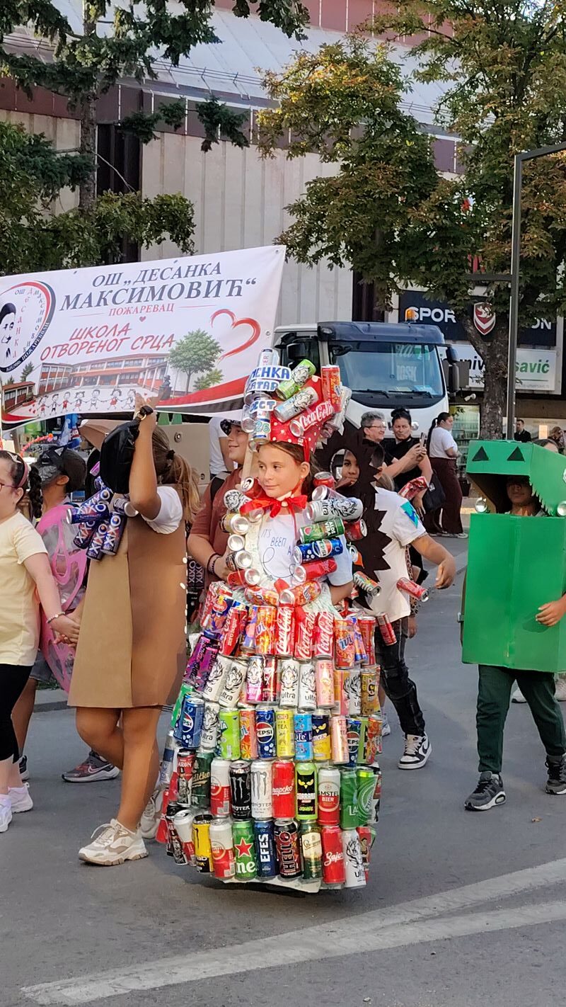Limenka Teatar Fest počeo u Požarevcu: Pet limenki za ulaznicu, devet predstava iz šest zemalja 19 Karnevalska povorka Limenka Teatar Festa u Požarevcu
