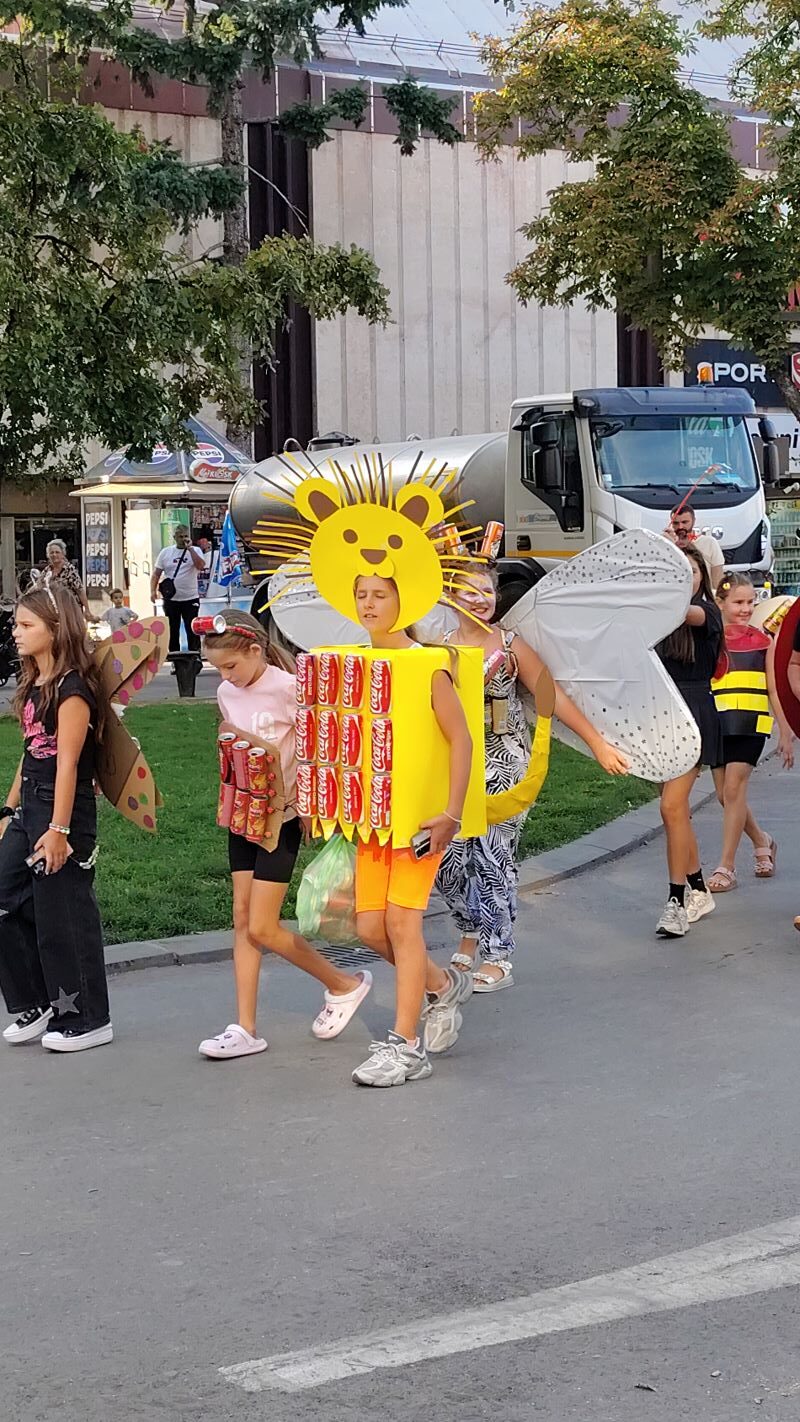 Limenka Teatar Fest počeo u Požarevcu: Pet limenki za ulaznicu, devet predstava iz šest zemalja 20 Učesnici karnevalske povorke na Limenka Teatar Festu