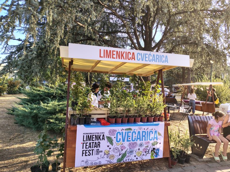 Limenka Teatar Fest počeo u Požarevcu: Pet limenki za ulaznicu, devet predstava iz šest zemalja 24 Štand na Limenka Teatar Festu