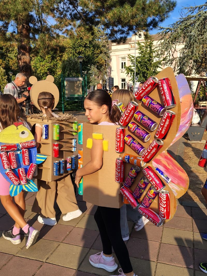 Limenka Teatar Fest počeo u Požarevcu: Pet limenki za ulaznicu, devet predstava iz šest zemalja 21 Karnevalska povorka prolazi ulicama Požarevca