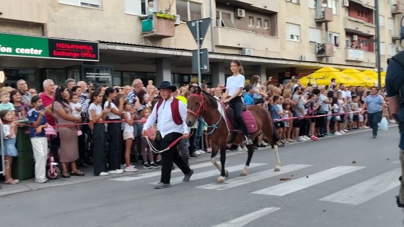 Svečanim defileom otvorene 63. Ljubičevske konjičke igre u Požarevcu (FOTO) 30 Učesnici 63. Ljubičevskih konjičkih igara u centru Požarevca