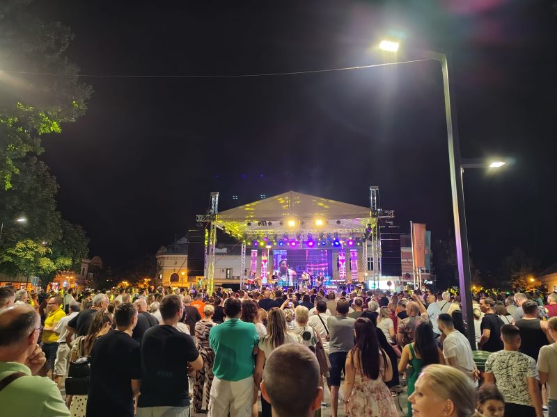 Požarevac pevao uz Neverne bebe na Trgu oslobođenja 6 Koncert Nevernih beba u okviru 63. Ljubičevskih konjičkih igara