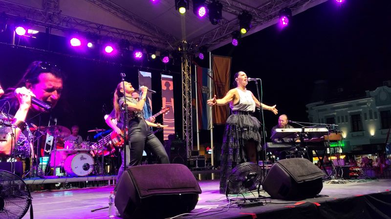 Nastup grupe Neverne bebe na Trgu oslobođenja u Požarevcu