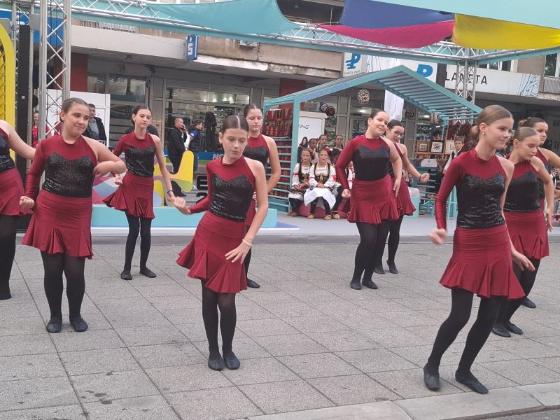 EXPO karavan stigao u Požarevac: Predstavljeni potencijali grada i Braničevskog okruga 17 Plesni klub Bolero nastupio u programu EXPO karavana u Požarevcu