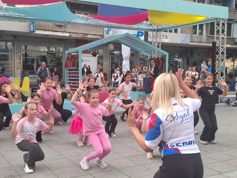 EXPO karavan stigao u Požarevac: Predstavljeni potencijali grada i Braničevskog okruga 13 Plesni klub Rojal nastupio na EXPO karavanu u Požarevcu
