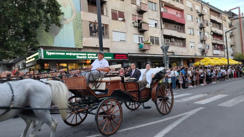 Svečanim defileom otvorene 63. Ljubičevske konjičke igre u Požarevcu (FOTO) 38 Pavle Savić i Kiri na otvaranju 63. Ljubičevskih konjičkih igara
