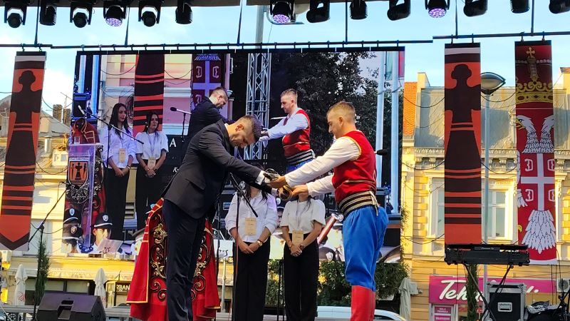 Andrija Sterđević predaje viteško znamenje na otvaranju Ljubičevskih konjičkih igara