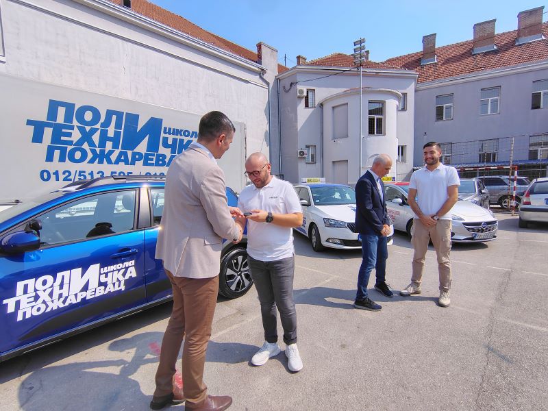 Politehnička škola u Požarevcu dobila novi automobil za obuku vozača 4 Gradonačelnik Saša Pavlović uručuje ključeve novog automobila Nenadu Raduloviću za potrebe obuke vozača u Politehničkoj školi u Požarevcu