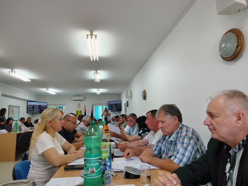 Malo Crniće: Usvojeno šestomesečno izvršenje budžeta 6 Odbornici Skupštine opštine Malo Crniće tokom skupštinske sednice