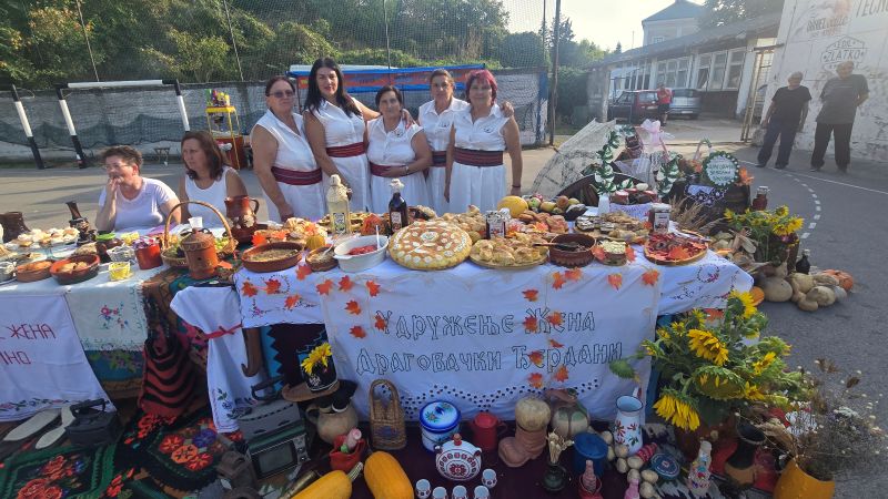 Čuvari tradicije kroz generacije okupili 21 udruženje žena u Kličevcu 60 Uz Dragovacke djerdanke Dragovac na manifestaciji Cuvari tradicije u Klicevcu