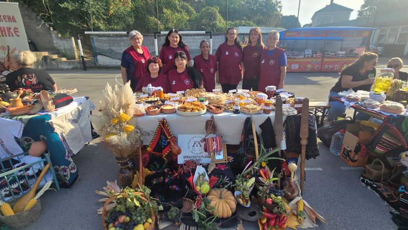 Čuvari tradicije kroz generacije okupili 21 udruženje žena u Kličevcu 52 Uz Sestra Jelica Malo Crnice na manifestaciji Cuvari tradicije u Klicevcu