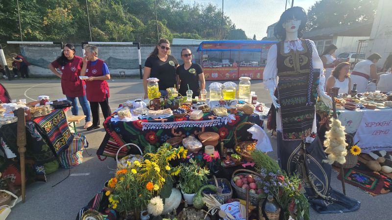 Čuvari tradicije kroz generacije okupili 21 udruženje žena u Kličevcu 65 Uz Etno sekcija Mladost Poljana na manifestaciji Cuvari tradicije u Klicevcu