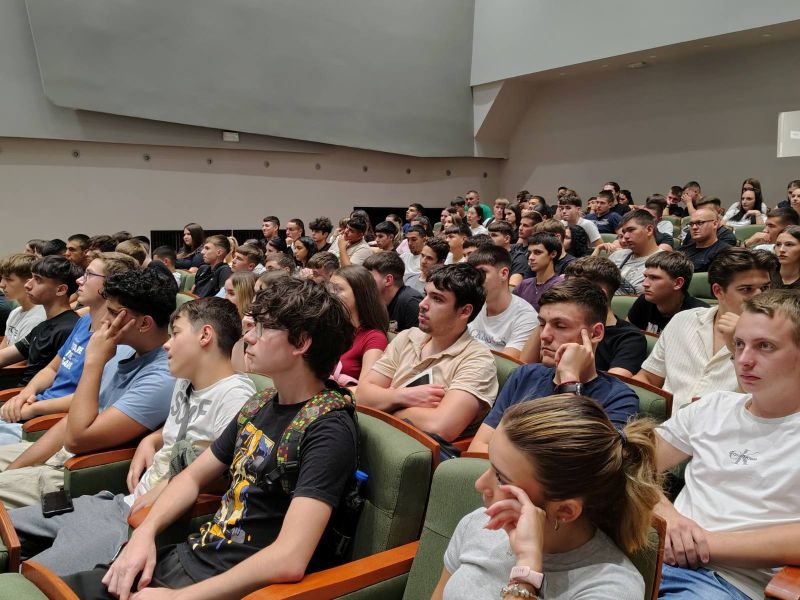 Tribina o bezbednosti u saobraćaju održana u Politehničkoj školi 8 deca iz politehnicke skole