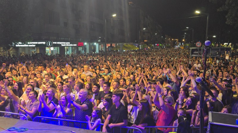 Dragana Mirković priredila veče za pamćenje u Požarevcu, publika pevala uglas 23 publika na koncertu povodom 63.Ljubicevskih konjickih igara u Požarevcu