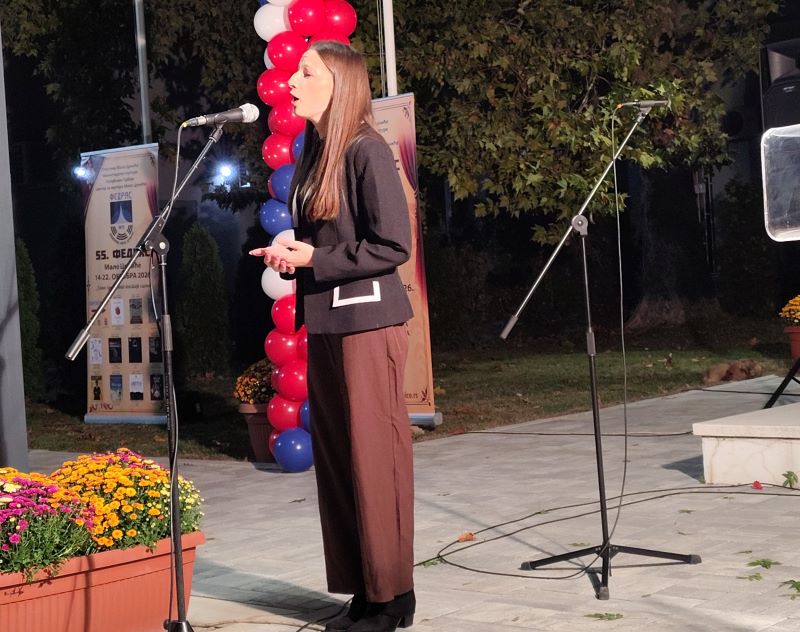 Mina Lazarević otvorila 55. FEDRAS u Malom Crniću: Više od pola veka ljubavi prema pozorištu 13 Pevačka grupa „Arija“ nastupa u okviru svečanog programa 55. FEDRAS-a.