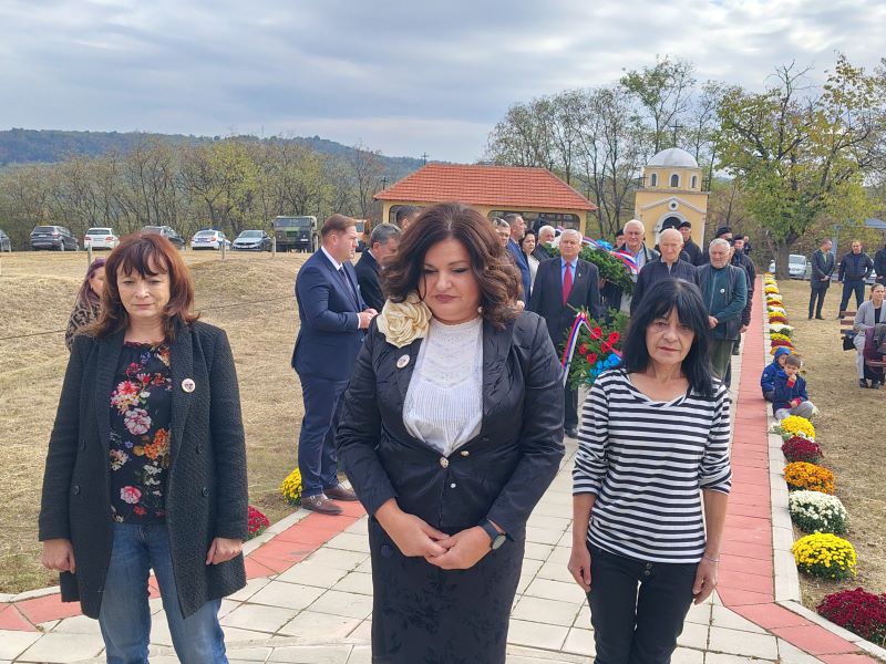 Malo Crniće obeležilo 111 godina od Bitke na Vranjevcu: Sećanje na stradale junake i zavet budućim generacijama 28 Predstavnice Biblioteke polažu vence u čast stradalih srpskih vojnika na Vranjevcu.