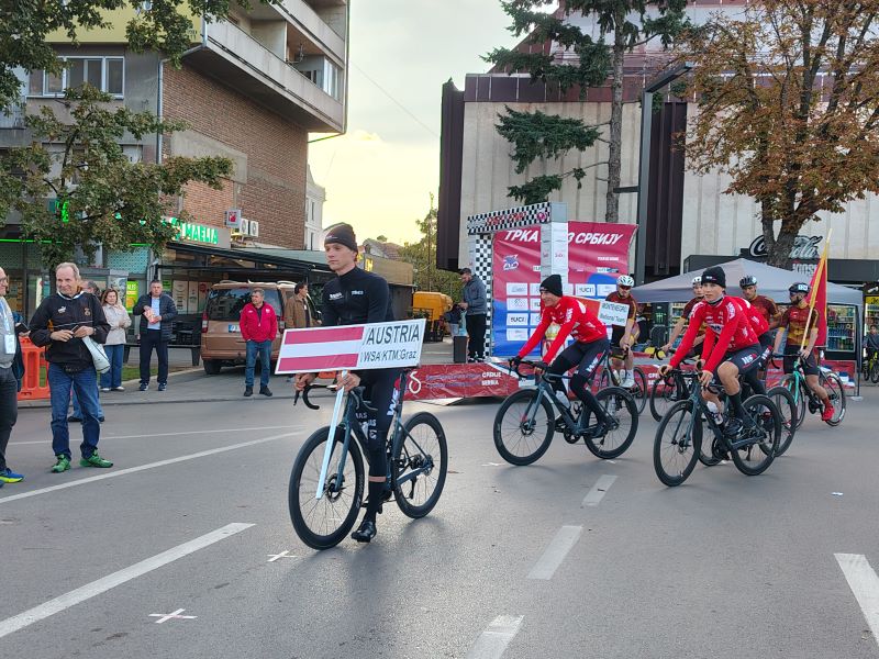 Ognjen Ilić pobednik prologa „Trke kroz Srbiju“ u Požarevcu 23 biciklistička ekipa iz Austrije na predstavljanju pred početak takmičenja.