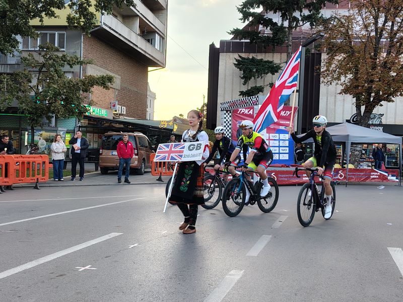 Ognjen Ilić pobednik prologa „Trke kroz Srbiju“ u Požarevcu 21 biciklistička ekipa iz GB na predstavljanju pred početak takmičenja.