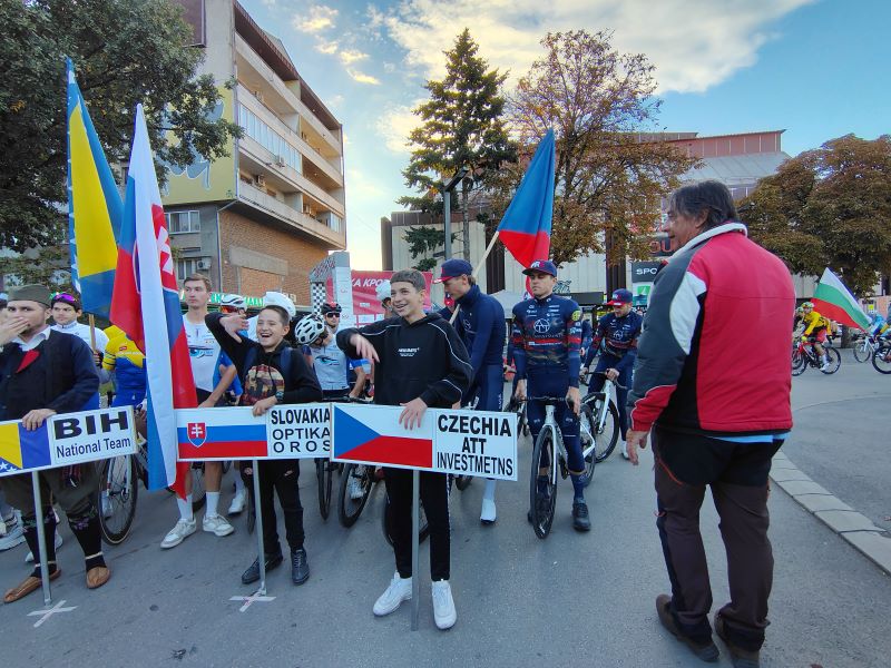 Ognjen Ilić pobednik prologa „Trke kroz Srbiju“ u Požarevcu 18 biciklistička ekipa iz Slovačke na predstavljanju pred početak takmičenja.