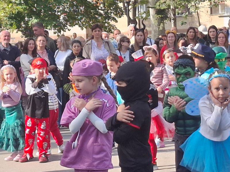 Požarevac u znaku dečjeg maskenbala: Gradskim parkom prošetali mališani u najrazličitijim kostimima 9 Mališani na dečjem maskenbalu u Požarevcu