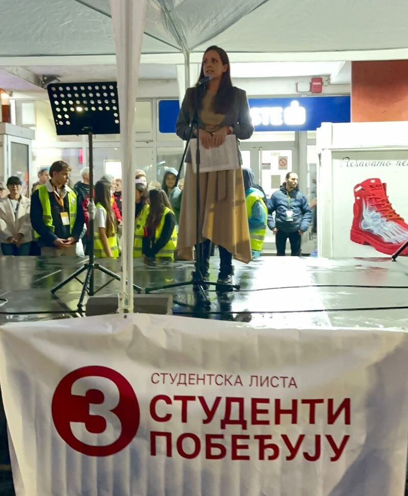 Predizborni skup liste„Studenti pobeđuju“ u Požarevcu: Govorilo se o zagađenju, zdravstvu i obrazovanju 16 Doc. dr Milica Jovanović govori o razvoju Braničevskog okruga na predizbornom skupu u Požarevcu.