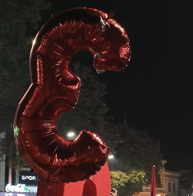 Studenti iz Zaječara stigli u Požarevac: Građani ih dočekali uz pesmu i povike podrške 12 Atmosfera na dočeku studenata iz Zaječara u centru Požarevca.