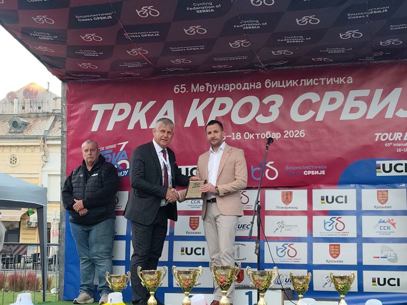 Ognjen Ilić pobednik prologa „Trke kroz Srbiju“ u Požarevcu 29 Dodela plakete predstavnicima Grada Požarevca za domaćinstvo biciklističke trke.