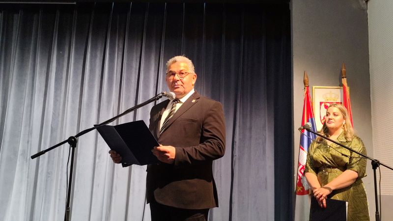 Završen 55. FEDRAS u Malom Crniću: Kulturni centar Kula osvojio prvo mesto 20 Mališa Antonijević, predsednik opštine Malo Crniće i Organizacionog odbora FEDRAS-a, obraća se publici na svečanom zatvaranju 55. Festivala dramskog amaterskog stvaralaštva.