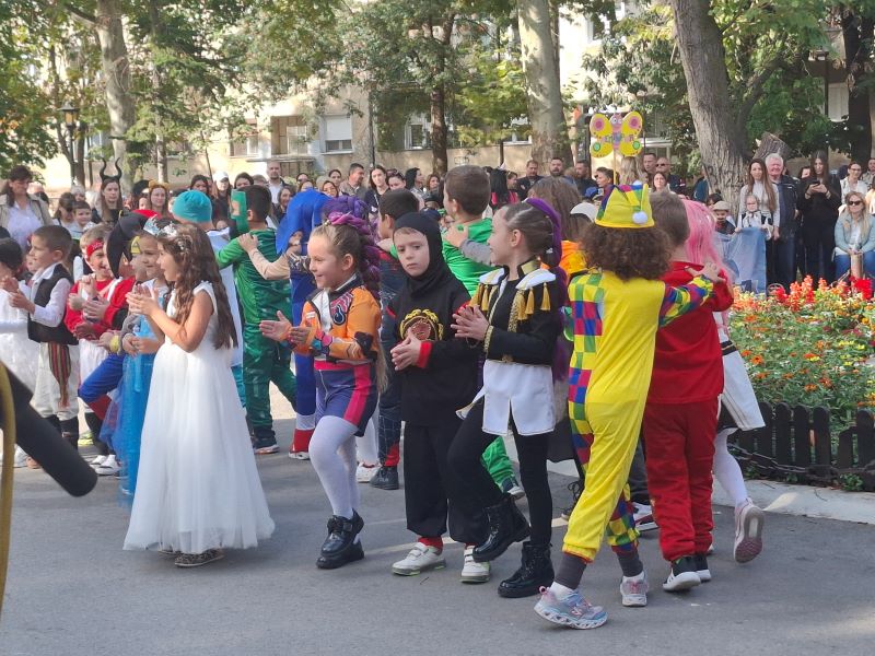 Požarevac u znaku dečjeg maskenbala: Gradskim parkom prošetali mališani u najrazličitijim kostimima 8 Deca u Gradskom parku u Požarevcu