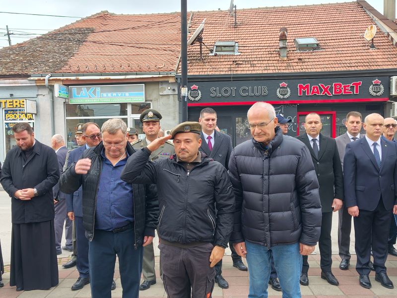 Polaganje venaca i odavanje počasti
