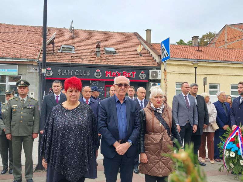 Ispred spomenika vojniku odavanje počasti