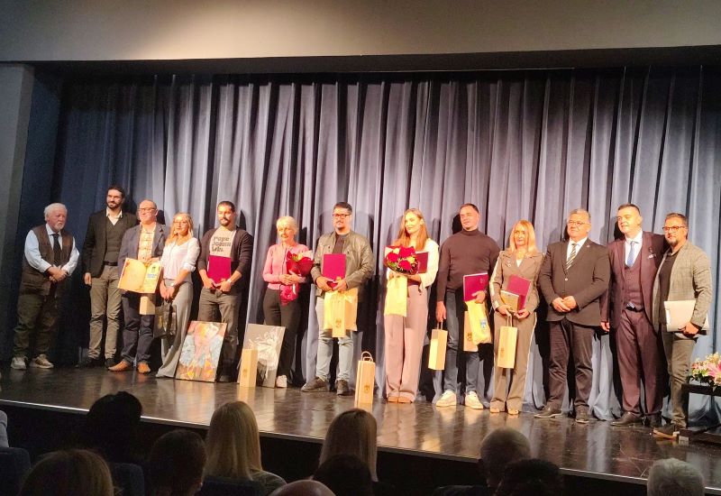 Završen 55. FEDRAS u Malom Crniću: Kulturni centar Kula osvojio prvo mesto 18 Dobitnici priznanja i učesnici 55. FEDRAS-a u Malom Crniću na zajedničkoj fotografiji nakon završne večeri festivala.