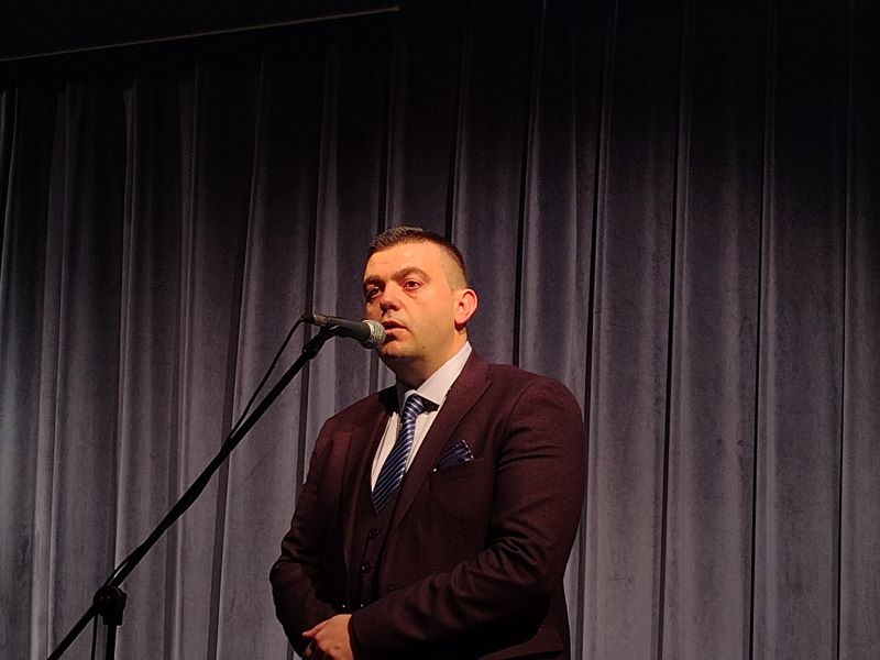 Završen 55. FEDRAS u Malom Crniću: Kulturni centar Kula osvojio prvo mesto 15 Nikola Tomić na završnici FEDRAS-a – direktor Centra za kulturu opštine Malo Crniće govori o značaju festivala i njegovoj dugoj tradiciji.